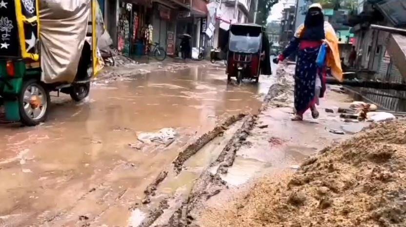 ড্রেন নির্মাণে ধীরগতি, কাদায় বিপর্যস্ত রায়পুর নতুন বাজার সড়ক
